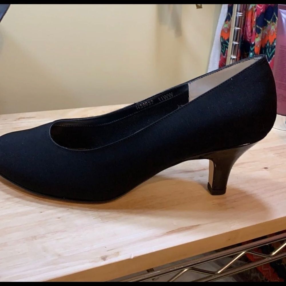 NWOT Sz 11WW Ros Hommerson heels